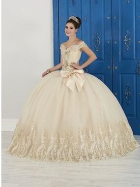 Nwt* Champagne Off-Shoulder Lace Appliqué Quinceanera Gown W Satin Bow. Size 6